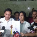 Herdiansyah didampingi kuasa hukumnya dari ACTA melaporkan Gubernur nonaktif DKI Jakarta Basuki Tjahaja Purnama alias Ahok atas dugaan pencemaran nama baik ke Bareskrim Polri, Kamis (17/11).