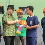 Koordinator Relawan Siaga Bencana Jawa Timur, Chusainuddin menyerahkan bantuan alat keselamatan kepada penjaga pintu air.