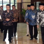 Gubernur Jawa Timur, Khofifah Indar Parawansa dan Wagub Jatim, Emil Dardak berdialog dengan pimpinan dewan saat menghadiri sidang paripurna di DPRD Jatim. foto: ist