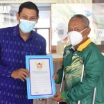Wali Kota Kediri Abdullah Abu Bakar saat memberikan bantuan kepada salah satu Atlet National Paralympic Committee (NPC) Kota Kediri. Foto: Ist