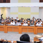 Suasana rapat kerja dan rapat dengar pendapat (RDP) Tim Pengawas DPR RI terhadap pelaksanaan penanganan bencana di Ruang Sidang Banggar DPR RI, Jakarta, Kamis (6/11/2025).
