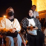 Menik (kanan), salah satu penyandang disabilitas asal Desa Maron, Kecamatan Banyakan, Kabupaten Kediri, bersama rekannya yang sama-sama duduk di kursi roda. Foto: Ist