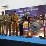 Wali Kota Kediri saat memukul gong sebagai tanda Pembukaan International Seminar ASEAN Youth Future Summit.  (Ist). 