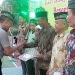 Kapolres AKBP Ahmad Yusep Gunawan membagikan santunan kepada anak yatim saat buka puasa bersama. Foto: dendi martoni/BANGSAONLINE