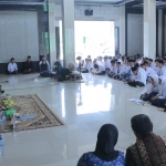 Plt Bupati Gresik Aminatun Habibah saat memberikan arahan kepada para santri. Foto: Ist.