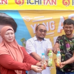 Ketiga pemenang beruntung Ichitan asal Jatim saat menunjukkan botol yang tutupnya terdapat kode unik.