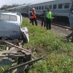 Kondisi mobil usai ditabrak kereta api.