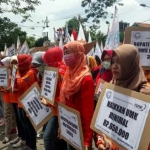 Aksi buruh FSPMI di depan kantor Bupati Mojokerto. foto: ist