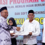 Bupati Gresik Fandi Akhmad Yani didampingi Wabup Asluchul Alif menyerahkan ijazah kejar paket c dalam program Jaketku. FOTO: ist.