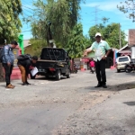 Sejumlah warga saat memperlihatkan jalan penghubung di Dusun Karangploso, Desa Ngerong, Kecamatan Gempol, yang rusak. 