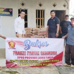Aufa Zhafiri, Anggota Fraksi Gerindra DPRD Jatim menyerahkan bantuan bahan bangunan kepada warga yang rumahnya rusak karena terdampak gempa Malang. foto: istimewa