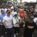 Bupati dan Wakil Bupati Mojokerto saat membaur bersama masyarakat.