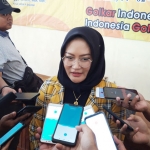 Hj. Yekti Murih Wiyati diwawancarai wartawan usai mengembalikan formulir pendaftaran bacabup ke kantor DPD Golkar Kabupaten Kediri.