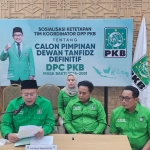 Wakil Ketua Umum DPP PKB Cucun Ahmad Syamsurijal didampingi Sekretaris DPW PKB Jatim, Multazamudz Dzikri serta Bendahara DPW PKB Jatim Sholichul Umam mengumumkan penetapan 38 Ketua DPC PKB Se Jatim melalui siaran Zoom Meeting, Kamis 11 Juni 2026