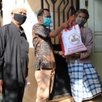 Warga Surabaya saat menerima bantuan paket sembako dari Pemkot Surabaya. foto: ist.