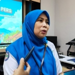 Kepala BPJS Kesehatan Cabang Kediri, Tutus Novita Dewi saat memberi keterangan kepada wartawan. Foto: Muji Harjita/BANGSAONLINE