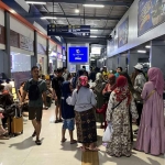 Suasana naik turun penumpang di stasiun kereta api.