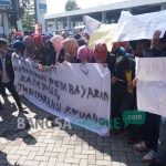 Mahasiswa STKIP Jombang saat melakukan aksi unjuk rasa di depan kampusnya, Kamis (12/1). foto: RONY S/ BANGSAONLINE 
