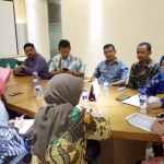 Wakil Ketua DPRD Gresik, Nur Saidah (dua dari kanan) bersama Komisi IV saat studi banding di Kantor Pusat Jaminan Pelayanan Kesehatan. 