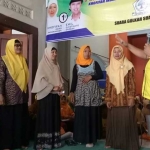 Ketua Golkar Gresik Ahmad Nurhamim saat turba ke salah satu kelompok masyarakat untuk menyosialisasikan pasangan Khofifah-Emil.