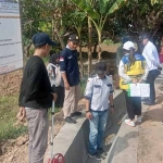 
Tim Balai Besar Wilayah Sungai (BBWS) Bratas melakukan monitoring dan evaluasi bersama TA, Asta dan Kepala Desa serta P3A di lokasi P3-TGAI di Desa Maneron Kecamatan Sepuluh Bangkalan.
