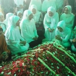 Setelah disemayamkan dan disalati di masjid Pondok Pesantren Tebuireng, Jombang, jenazah Nyai Hj Aisyah Hamid Baidlowi dimakamkan di pemakaman keluarga Ponpes MQ. 