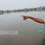 Ratusan hektar sawah yang terendam banjir di Kabupaten Jombang. foto: rony suhartomo/ BANGSAONLINE
