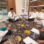 Prof Dr KH Asep Saifuddin Chalim saat mengaji Kitab Al-Hikam dalam acara shalat malam dan istighatsah sekaligus doa bersama di kediaman Ning Imah di kawasan Pondok Pesantren Amantul Ummah Surabaya, Jumat (25/7/2025) Surabaya. Foto: bangsaonline