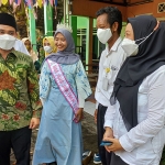 Wakil Bupati Mojokerto, Muhammad Al Barra, saat berkunjung ke kediaman Miss Hijab Jawa Timur, Nurul Iftitah.