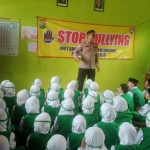 Edukasi yang dilakukan petugas dari Polsek Krembung terkait bahaya perundungan dan bijak bermedsos kepada pelajar.