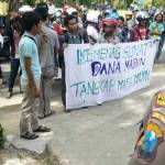 Aksi para mahasiswa Unira Pamekasan saat demo di depan Kantor Kemenag. (foto: rizal/BANGSAONLINE)