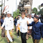 Pj Gubernur Jatim saat menghadiri upacara Karya Tawur Agung Labuh Gentuh dan Panca Wali Krama di Lumajang.