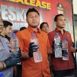 Konferensi pers terkait ratusan botol miras ilegal jenis arak di Jombang.