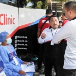Bupati Situbondo saat meninjau pelaksanaan bakti sosial berupa pengobatan mata dan operasi katarak gratis.