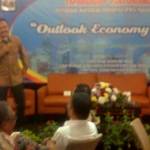 Gus Ipul saat membuka seminar Outlook Ekonomi 2016 dalam rangka HPN ke 70 di Best Western Malang. foto: iwan irawan/ BANGSAONLINE