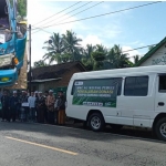 Rombongan MWC NU Kecamatan Mayang sebelum keberangkatan. Inset: kondisi minibus usai tabrakan.