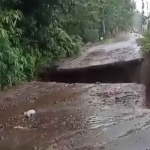 Jalan putus akibat banjir di Kabupaten Kediri. Foto: Ist