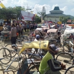 Para tukang becak saat menunggu giliran pembagian sembako dari kapolres.