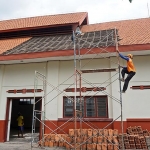 Pekerja saat sedang mengerjakan renovasi Aula Santo Yoseph Kotae Kediri.