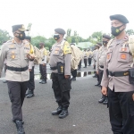 Kapolres Ngawi AKBP I Wayan Winaya saat memeriksa pasukan.
