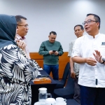 Wabup Gresik Asluchul Alif (kanan) berbincang dengan Kepala BPPKAD Andhy Hendro Wijaya. Foto: Ist.