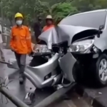 Kondisi mobil saat menabrak tiang PJU di Jalan Cipto Mangunkusumo