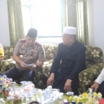 Kapolda Jatim Irjen Pol Luki Hermawan saat berbincang dengan KH. Abdul Ghofur.