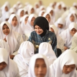 Wali Kota Kediri, Vinanda Prameswati, bersama para santriwati. Foto: Ist. 