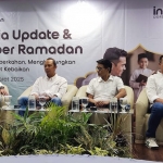 Mardiono Eko Prayitno, AVP- Head Of Technology East Java, (kiri) dalam acara Media Update dan Bukber Ramadhan di Hotel Fave SLG, Kediri, Jumat (21/3/2025). Foto: Muji Harjita/BANGSAONLINE