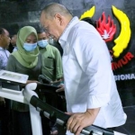 Senator asal Jawa Timur AA LaNyalla Mahmud Mattalitti saat mencoba Bio Impedance Analysis (BIA) alat test komposisi tubuh khusus atlet di kantor KONI Jatim, Jalan Kertajaya, Kota Surabaya. Senin (12/10/2020)