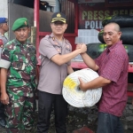 Kapolres Gresik AKBP Kusworo Wibowo didampingi Kepala BPBD Tarso Sagito dan perwakilan TNI saat menyerahkan bantuan alat untuk antisipasi banjir luapan Kali Lamong. foto: ist.