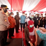 Forkopimda Jawa Timur melakukan pengecekan serbuan Vaksinasi Merdeka di PT Maspion, Buduran, Sidoarjo. (foto: ist)