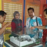 Ketua KPU Nganjuk Agus Rahman Hakim menerangkan maket simulasi proses pemungutan suara di RPP Kendalisada kepada Ketua Panwaslih Nganjuk. foto: BAMBANG/ BANGSAONLINE