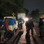 Petugas tim SFQR Lanal Batuporon saat memeriksa muatan mobil pick up yang digunakan untuk mengangkut rokok ilegal